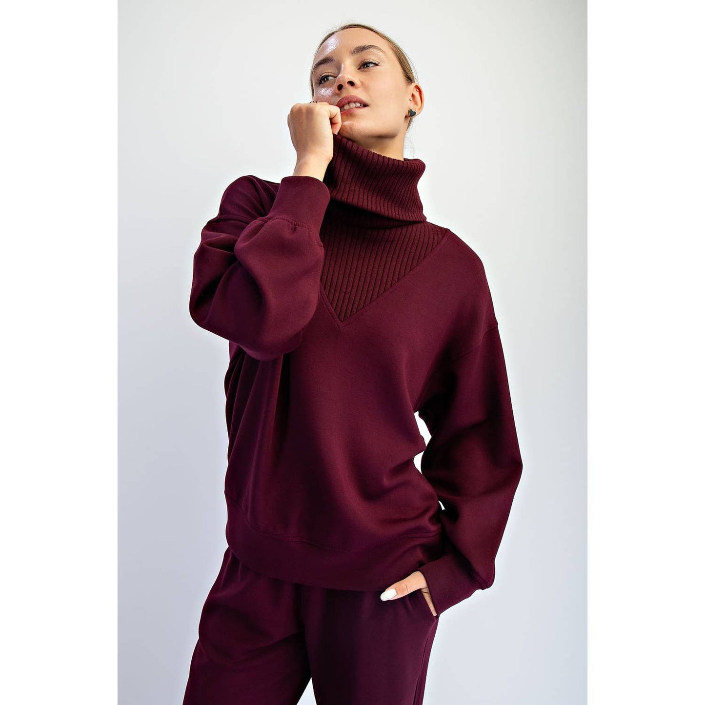 MODAL SCUBA LUXE V-TURTLENECK