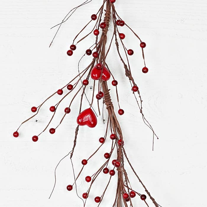 31251- 4.5ft Garland-Red Hearts and Berries-