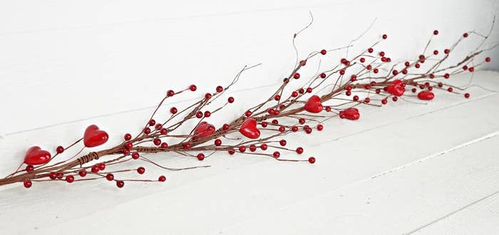 31251- 4.5ft Garland-Red Hearts and Berries-