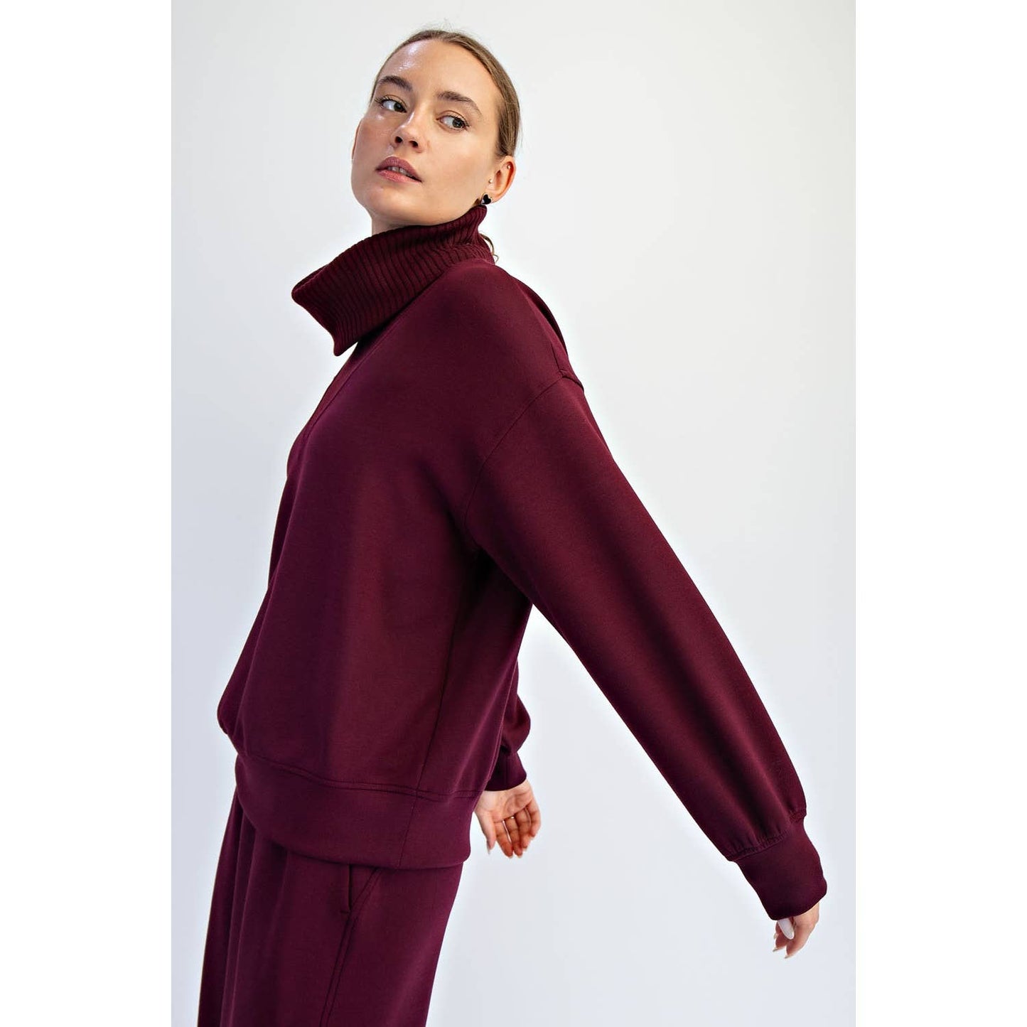 MODAL SCUBA LUXE V-TURTLENECK