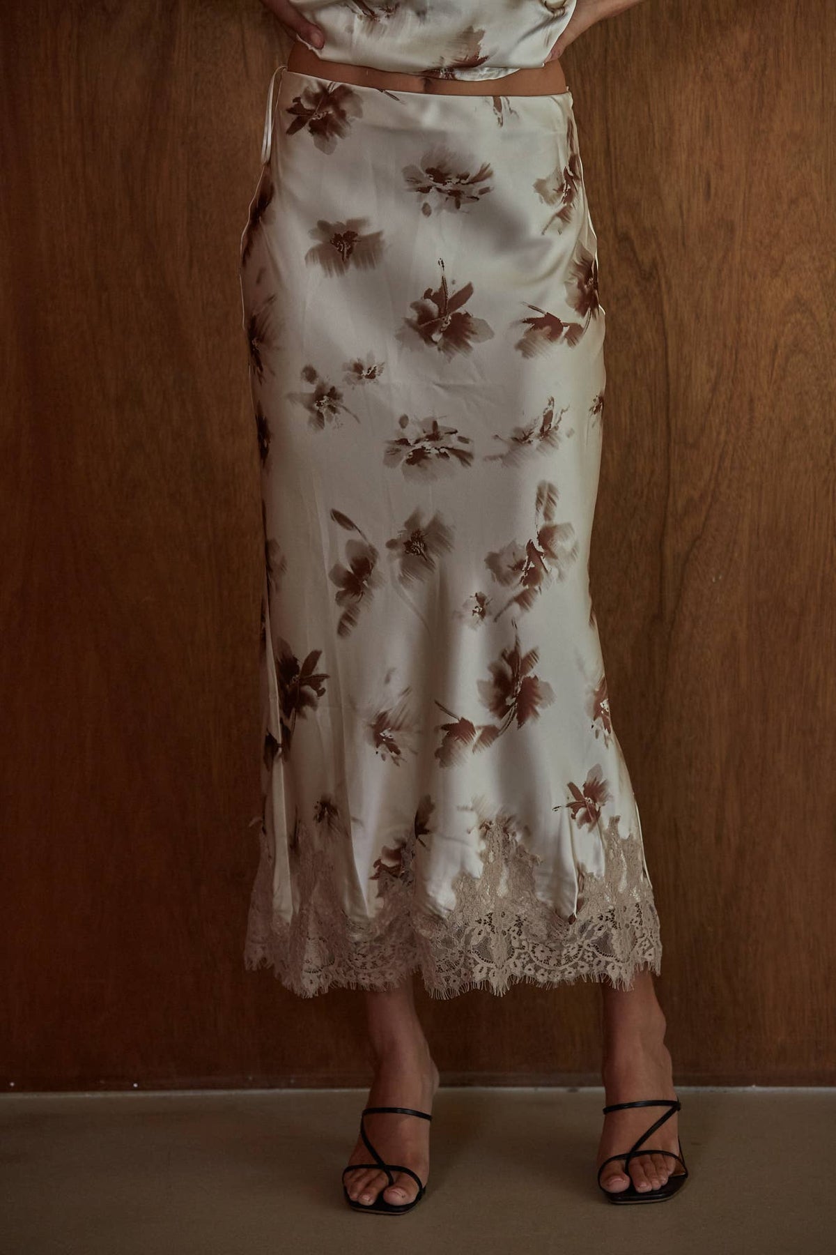 L9816B2 | Woven Satin Polyester Floral Print Midi Skirt