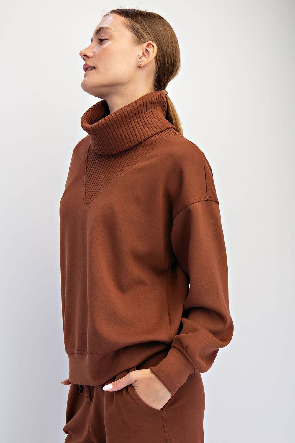 MODAL SCUBA LUXE V-TURTLENECK