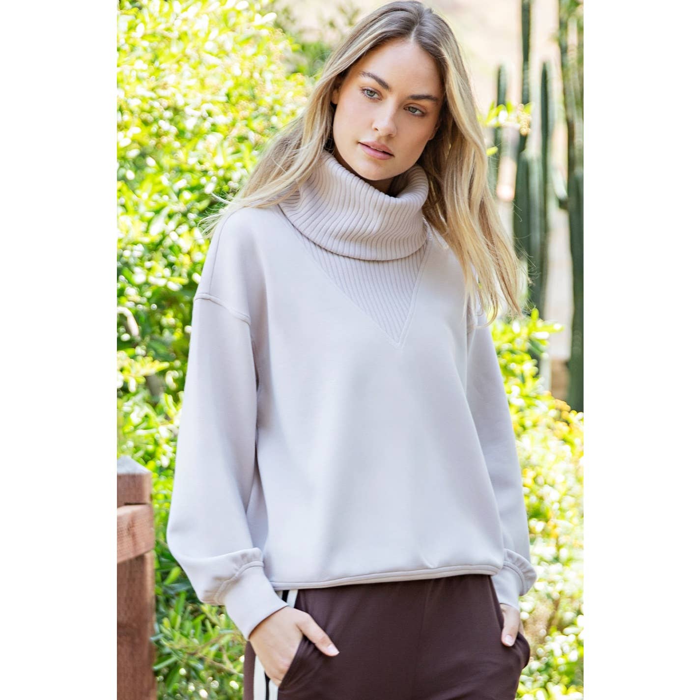 MODAL SCUBA LUXE V-TURTLENECK