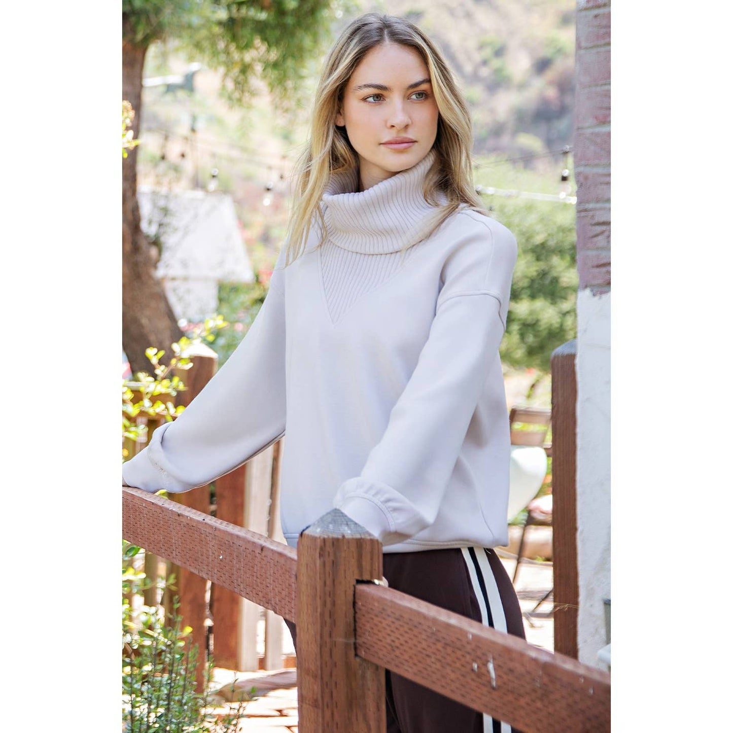 MODAL SCUBA LUXE V-TURTLENECK