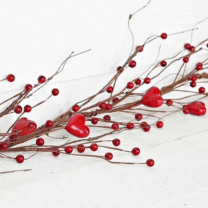 31251- 4.5ft Garland-Red Hearts and Berries-